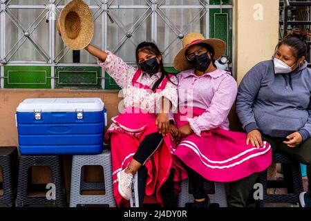 Deux femmes vendant Helados Queso (crèmes glacées au fromage) dans le village de Characato près d'Arequipa, région d'Arequipa, Pérou. Banque D'Images