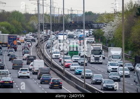 Iver Heath, Buckinghamshire, Royaume-Uni. 14th avril 2022. Le trafic dans le sens horaire et dans le sens anti-horaire était déjà lourd en fin d'après-midi sur le M25 aujourd'hui, car les gens rentrent tôt et se dirigent du week-end des vacances de la Banque de Pâques. Les autoroutes devraient être très fréquentées le week-end. Crédit : Maureen McLean/Alay Live News Banque D'Images