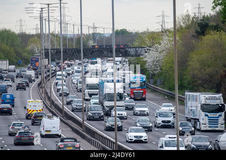 Iver Heath, Buckinghamshire, Royaume-Uni. 14th avril 2022. Le trafic dans le sens horaire et dans le sens anti-horaire était déjà lourd en fin d'après-midi sur le M25 aujourd'hui, car les gens rentrent tôt et se dirigent du week-end des vacances de la Banque de Pâques. Les autoroutes devraient être très fréquentées le week-end. Crédit : Maureen McLean/Alay Live News Banque D'Images