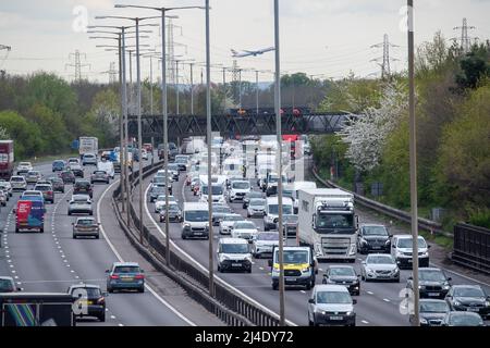 Iver Heath, Buckinghamshire, Royaume-Uni. 14th avril 2022. Le trafic dans le sens horaire et dans le sens anti-horaire était déjà lourd en fin d'après-midi sur le M25 aujourd'hui, car les gens rentrent tôt et se dirigent du week-end des vacances de la Banque de Pâques. Les autoroutes devraient être très fréquentées le week-end. Crédit : Maureen McLean/Alay Live News Banque D'Images