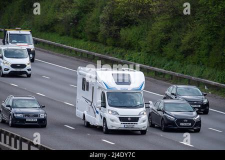 Iver Heath, Buckinghamshire, Royaume-Uni. 14th avril 2022. Le trafic dans le sens horaire et dans le sens anti-horaire était déjà lourd en fin d'après-midi sur le M25 aujourd'hui, car les gens rentrent tôt et se dirigent du week-end des vacances de la Banque de Pâques. Les autoroutes devraient être très fréquentées le week-end. Crédit : Maureen McLean/Alay Live News Banque D'Images