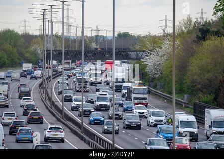 Iver Heath, Buckinghamshire, Royaume-Uni. 14th avril 2022. Le trafic dans le sens horaire et dans le sens anti-horaire était déjà lourd en fin d'après-midi sur le M25 aujourd'hui, car les gens rentrent tôt et se dirigent du week-end des vacances de la Banque de Pâques. Les autoroutes devraient être très fréquentées le week-end. Crédit : Maureen McLean/Alay Live News Banque D'Images