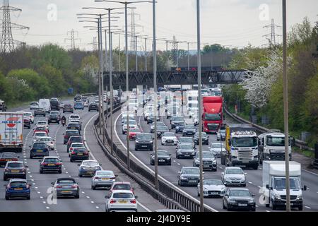 Iver Heath, Buckinghamshire, Royaume-Uni. 14th avril 2022. Le trafic dans le sens horaire et dans le sens anti-horaire était déjà lourd en fin d'après-midi sur le M25 aujourd'hui, car les gens rentrent tôt et se dirigent du week-end des vacances de la Banque de Pâques. Les autoroutes devraient être très fréquentées le week-end. Crédit : Maureen McLean/Alay Live News Banque D'Images