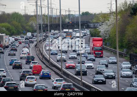 Iver Heath, Buckinghamshire, Royaume-Uni. 14th avril 2022. Le trafic dans le sens horaire et dans le sens anti-horaire était déjà lourd en fin d'après-midi sur le M25 aujourd'hui, car les gens rentrent tôt et se dirigent du week-end des vacances de la Banque de Pâques. Les autoroutes devraient être très fréquentées le week-end. Crédit : Maureen McLean/Alay Live News Banque D'Images