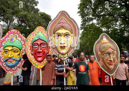 Dhaka. 14th avril 2022. Les gens se joignent à une procession colorée pour célébrer le nouvel an bengali à Dhaka, au Bangladesh, le 14 avril 2022. Credit: Xinhua/Alay Live News Banque D'Images