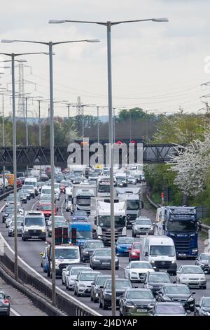 Iver Heath, Buckinghamshire, Royaume-Uni. 14th avril 2022. Le trafic dans le sens horaire et dans le sens anti-horaire était déjà lourd en fin d'après-midi sur le M25 aujourd'hui, car les gens rentrent tôt et se dirigent du week-end des vacances de la Banque de Pâques. Les autoroutes devraient être très fréquentées le week-end. Crédit : Maureen McLean/Alay Live News Banque D'Images