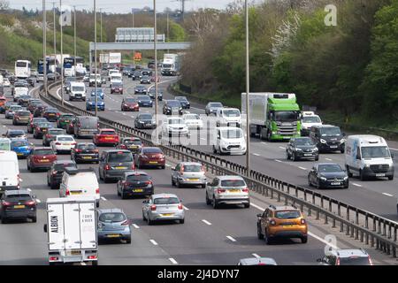 Iver Heath, Buckinghamshire, Royaume-Uni. 14th avril 2022. Le trafic dans le sens horaire et dans le sens anti-horaire était déjà lourd en fin d'après-midi sur le M25 aujourd'hui, car les gens rentrent tôt et se dirigent du week-end des vacances de la Banque de Pâques. Les autoroutes devraient être très fréquentées le week-end. Crédit : Maureen McLean/Alay Live News Banque D'Images