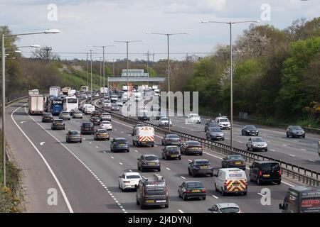 Iver Heath, Buckinghamshire, Royaume-Uni. 14th avril 2022. Le trafic dans le sens horaire et dans le sens anti-horaire était déjà lourd en fin d'après-midi sur le M25 aujourd'hui, car les gens rentrent tôt et se dirigent du week-end des vacances de la Banque de Pâques. Les autoroutes devraient être très fréquentées le week-end. Crédit : Maureen McLean/Alay Live News Banque D'Images