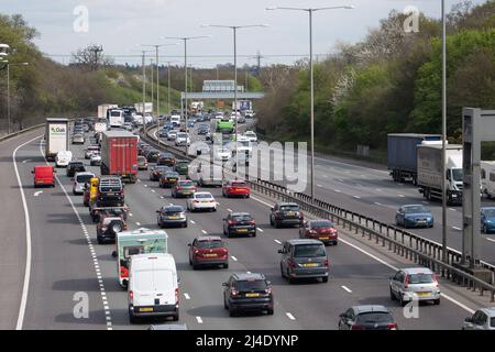 Iver Heath, Buckinghamshire, Royaume-Uni. 14th avril 2022. Le trafic dans le sens horaire et dans le sens anti-horaire était déjà lourd en fin d'après-midi sur le M25 aujourd'hui, car les gens rentrent tôt et se dirigent du week-end des vacances de la Banque de Pâques. Les autoroutes devraient être très fréquentées le week-end. Crédit : Maureen McLean/Alay Live News Banque D'Images