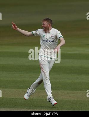 CHESTER LE STREET, ROYAUME-UNI. AVR 14th Ed Barnes de Leicestershire lance un appel pour un match de cricket lors du LV= County Championship Division 2 entre le Durham County Cricket Club et le Leicestershire County Cricket Club à Emirates Riverside, Chester le Street, le jeudi 14th avril 2022. (Crédit : will Matthews | MI News) crédit : MI News & Sport /Alay Live News Banque D'Images