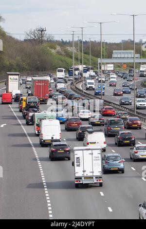 Iver Heath, Buckinghamshire, Royaume-Uni. 14th avril 2022. Le trafic dans le sens horaire et dans le sens anti-horaire était déjà lourd en fin d'après-midi sur le M25 aujourd'hui, car les gens rentrent tôt et se dirigent du week-end des vacances de la Banque de Pâques. Les autoroutes devraient être très fréquentées le week-end. Crédit : Maureen McLean/Alay Live News Banque D'Images