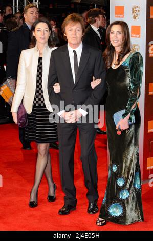 Sir Paul McCartney, Mary McCartney, Nancy Shevell, Orange British Academy film Awards, Royal Opera House, Covent Garden, Londres. ROYAUME-UNI Banque D'Images