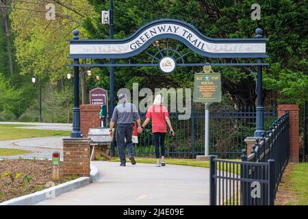 Couple senior qui profite d'une promenade le soir ensemble sur la piste Greenway au parc Lilburn dans le métro d'Atlanta, Géorgie. (ÉTATS-UNIS) Banque D'Images
