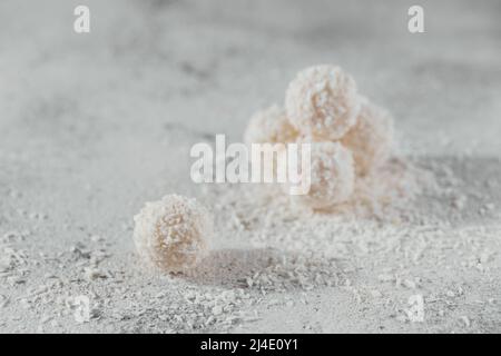 Boules sugarfree de noix de coco saines en flocons de coco sur fond blanc Banque D'Images