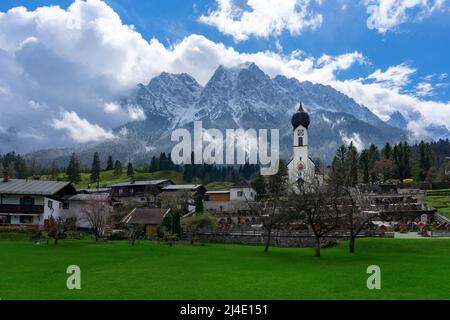 Église Saint Johannes avec fond de Zugspitze à Grainau Allemagne Banque D'Images