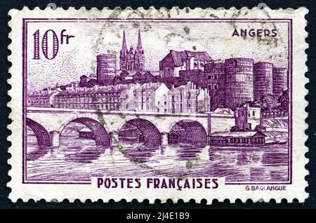 FRANCE - VERS 1941 : un timbre imprimé en France montre vue d'Angers, ville dans le département du Maine-et-Loire, vers 1941 Banque D'Images