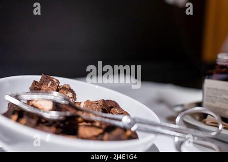 Gros plan de morceaux de gâteau au chocolat dans un bol sur le comptoir de la station de ski Banque D'Images