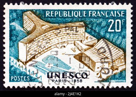 FRANCE - VERS 1958 : un timbre imprimé en France montre le bâtiment de l'UNESCO, Paris, Siège de l'UNESCO à Paris ouverture, vers 1958 Banque D'Images