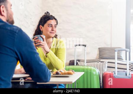 Femme de tourisme prenant le petit déjeuner dans un restaurant de l'hôtel avec un homme Banque D'Images