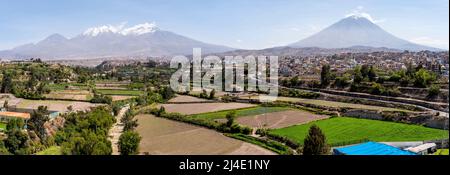 Panorama de la ville d'Arequipa et des volcans Chachani et El Misti, région d'Arequipa, Pérou. Banque D'Images