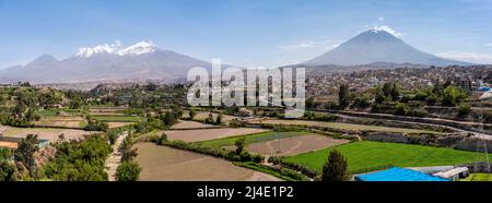 Panorama de la ville d'Arequipa et des volcans Chachani et El Misti, région d'Arequipa, Pérou. Banque D'Images