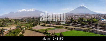 Panorama de la ville d'Arequipa et des volcans Chachani et El Misti, région d'Arequipa, Pérou. Banque D'Images