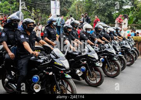 Des membres du 'Bataillon d'action rapide' (RAB) de la Force spéciale de sécurité sont déployés pendant la célébration du premier jour du nouvel an bengali. Le peuple bangladais participe à une parade colorée pour célébrer le premier jour du nouvel an bengali ou de Pohela Boishakh le 14 avril. Des milliers de bangladais le célèbrent avec différents rassemblements colorés, des programmes culturels avec de la danse et de la musique traditionnelles, cette année bengali a été introduite sous le régime de l'empereur Akbar pour faciliter la collecte des revenus au 16th siècle. (Photo de Piyas Biswas/SOPA Images/Sipa USA) Banque D'Images