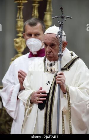 État de la Cité du Vatican, Saint-Siège. 14th avril 2022. LE PAPE FRANÇOIS célèbre la messe du Saint-Chrism. Basilique Saint-Pierre au Vatican. (Image de crédit : © Evandro Inetti/ZUMA Press Wire) Banque D'Images