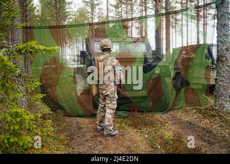 Un soldat français dans la zone d'entraînement militaire centrale de Tapa en Estonie lors de l'exercice de l'OTAN Bold Dragon aux côtés des forces estoniennes, danoises et britanniques. Date de la photo : jeudi 14 avril 2022. Banque D'Images