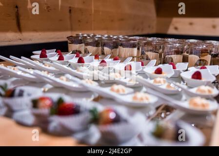 Diverses confiseries et poudings au chocolat disposés au comptoir de la station de ski Banque D'Images