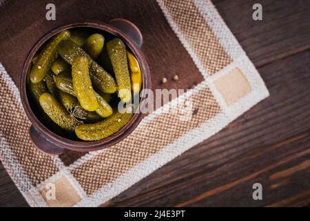 Conserver les concombres marinés, les assaisonnements et l'ail sur une table en bois sombre Banque D'Images