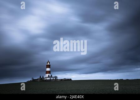 Ciel orageux derrière le phare de Happisburgh sur la côte de Norfolk, Royaume-Uni Banque D'Images