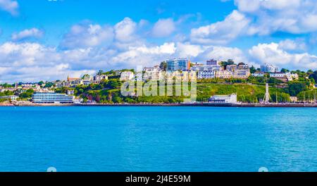 Vue panoramique de la ville balnéaire de Torquay sur la Côte d'Azur à Devon Angleterre Royaume-Uni vu de la Torbay Banque D'Images