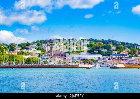 Vue panoramique de la ville balnéaire de Torquay sur la Côte d'Azur à Devon Angleterre Royaume-Uni vu de la Torbay Banque D'Images