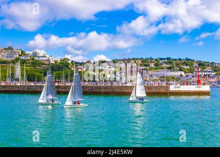 Vue sur le port de Torquay (quai intérieur) dans la ville balnéaire de Torquay sur la Côte d'Azur à Devon Angleterre Royaume-Uni Banque D'Images
