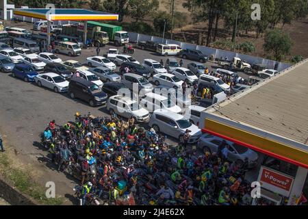 Nakuru, Kenya. 13th avril 2022. Les automobilistes font la queue pour faire de l'essence à la station-service Shell, en raison d'une pénurie de carburant et d'une hausse des prix. Depuis maintenant deux semaines, la pénurie de carburant au Kenya a continué d'être vécue avec quelques stations-service qui la distribuent par intermittence lorsque les stocks sont disponibles. Dans un premier temps, les spécialistes du marketing du pétrole ont refusé de libérer leur carburant, invoquant la crainte de subir des pertes après que le gouvernement n'ait pas honoré son obligation de subvention destinée à soulager les consommateurs des prix élevés. (Photo par James Wakibia/SOPA i mages/Sipa USA) crédit: SIPA USA/Alay Live News Banque D'Images