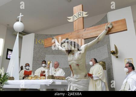 Vatican, Vatican. 14th avril 2022. Italie, Rome, Vatican, 2022/04/14 le pape François célèbre la Messe à Coena Domini à la prison de Civitavecchia. Vatican / presse catholique photo. LIMITÉ À UNE UTILISATION ÉDITORIALE - PAS DE MARKETING - PAS DE CAMPAGNES PUBLICITAIRES. Crédit : Agence photo indépendante/Alamy Live News Banque D'Images