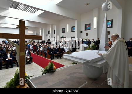 Vatican, Vatican. 14th avril 2022. Italie, Rome, Vatican, 2022/04/14 le pape François célèbre la Messe à Coena Domini à la prison de Civitavecchia. Vatican / presse catholique photo. LIMITÉ À UNE UTILISATION ÉDITORIALE - PAS DE MARKETING - PAS DE CAMPAGNES PUBLICITAIRES. Crédit : Agence photo indépendante/Alamy Live News Banque D'Images
