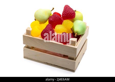 Boîte en bois avec savon fait à la main sous forme de fraises, framboises, poires. Banque D'Images