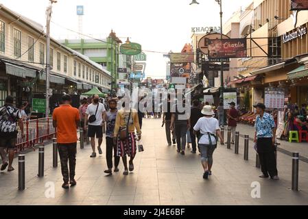 Bangkok, Thaïlande. 14th avril 2022. Songkran Festival atmosphère à Khao San Road, Bangkok, un monument touristique doit voyager pour jouer à l'eau de barbotage à cet endroit, mais cette année, la Thaïlande il ya encore des problèmes avec la propagation de COVID-19. Le gouvernement a ordonné de ne pas éclabousser l'eau dans les lieux publics. Au cours du festival Songkran 2022, dans la région, il y a des officiers à l'endroit de faire connaître les touristes pour comprendre les mesures de santé publique. (Credit image: © Teera Noisakran/Pacific Press via ZUMA Press Wire) Credit: ZUMA Press, Inc./Alamy Live News Banque D'Images