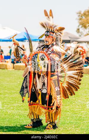 Malibu, Californie, États-Unis - 9 avril 2022. Pouwow. Portrait de l'homme amérindien en pleine régalia Chumash Day Powwow et rassemblement intertribal. Banque D'Images