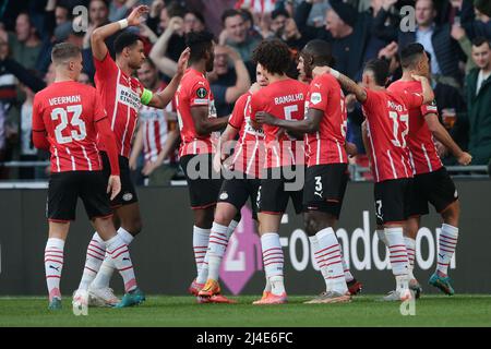 EINDHOVEN - Eran Zahavi du PSV Eindhoven fête le 1-0 avec ses coéquipiers lors du quart de finale de la Conference League entre le PSV et le Leicester City FC au stade Phillips le 14 avril 2022 à Eindhoven, pays-Bas. ANP | hauteur néerlandaise | Jeroen Putmans Banque D'Images