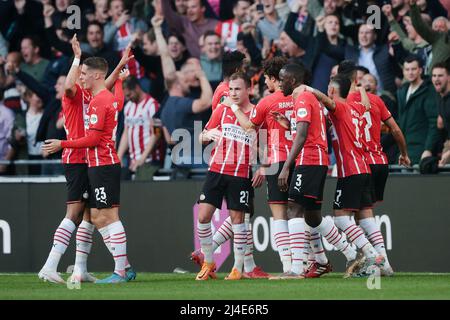 EINDHOVEN - Eran Zahavi du PSV Eindhoven fête le 1-0 avec ses coéquipiers lors du quart de finale de la Conference League entre le PSV et le Leicester City FC au stade Phillips le 14 avril 2022 à Eindhoven, pays-Bas. ANP | hauteur néerlandaise | Jeroen Putmans Banque D'Images