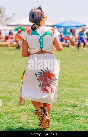 Malibu, Californie, États-Unis - 9 avril 2022. Pouwow. Portrait d'une femme amérindienne en plein Regalia. Chumash Day Powwow et rassemblement intertribal. Banque D'Images