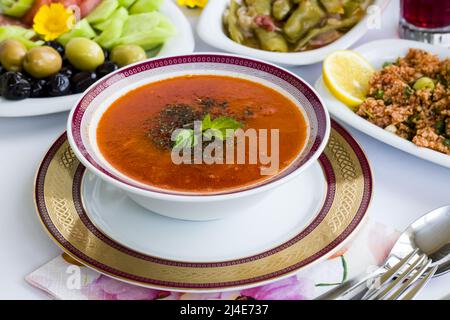 Table d'iftar traditionnelle turque du ramadan avec soupe, début du repas Banque D'Images