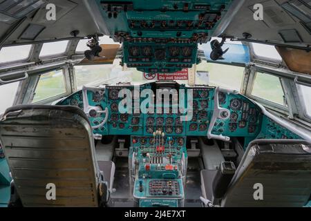 Cabine d'un ancien avion passager. Volant et panneau de commande. Siège du pilote. Historique de l'aviation. Kiev, Ukraine -1 août 2021. Banque D'Images