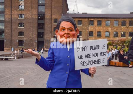 Londres, Angleterre, Royaume-Uni. 14th avril 2022. Un manifestant porte un masque de Priti Patel, ministre de l'intérieur du Royaume-Uni, sur la place Granary. Les militants de la rébellion de l'extinction ont organisé une « journée de sensibilisation » à la Croix du roi, en s'engageant auprès du public et en exigeant que le gouvernement agisse sur la crise écologique et climatique. (Credit image: © Vuk Valcic/ZUMA Press Wire) Credit: ZUMA Press, Inc./Alamy Live News Banque D'Images