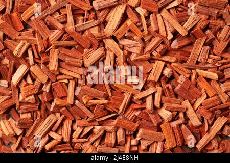 Gros plan de chips de bois de santal rouge - ingrédient pour les huiles essentielles d'aromathérapie Banque D'Images