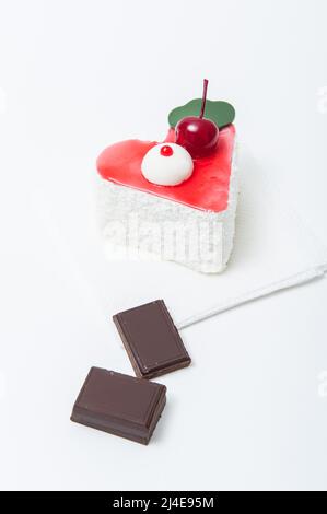 Gâteau en forme de coeur avec cerises et chocolat Banque D'Images