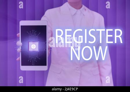 Affiche Inscrivez-vous maintenant. Mot pour Nom dans une liste officielle Enlist pour être un membre Inscription Dame en appuyant sur l'écran de téléphone mobile montrant le Banque D'Images